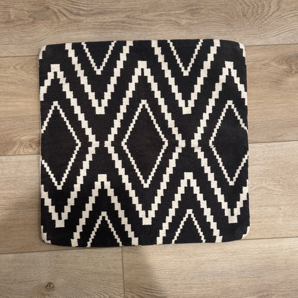 20x20 Navy and White Geometric Cushion Cover
